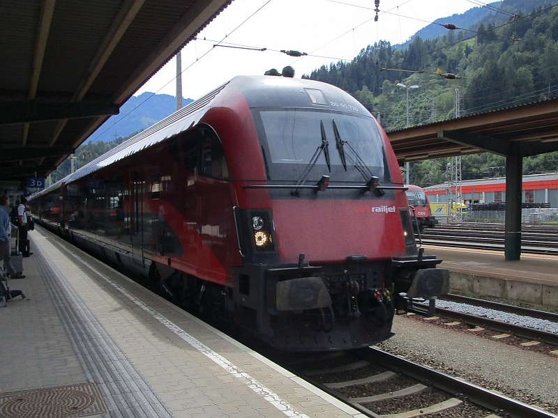 Einfahrt eines Railjets in den Bahnhof Schwarzach-St. Veit