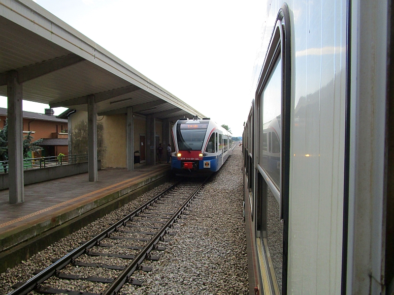 Kreuzung mit einem GTW-Triebzug im Bahnhof Remanzacco / Remanzâs