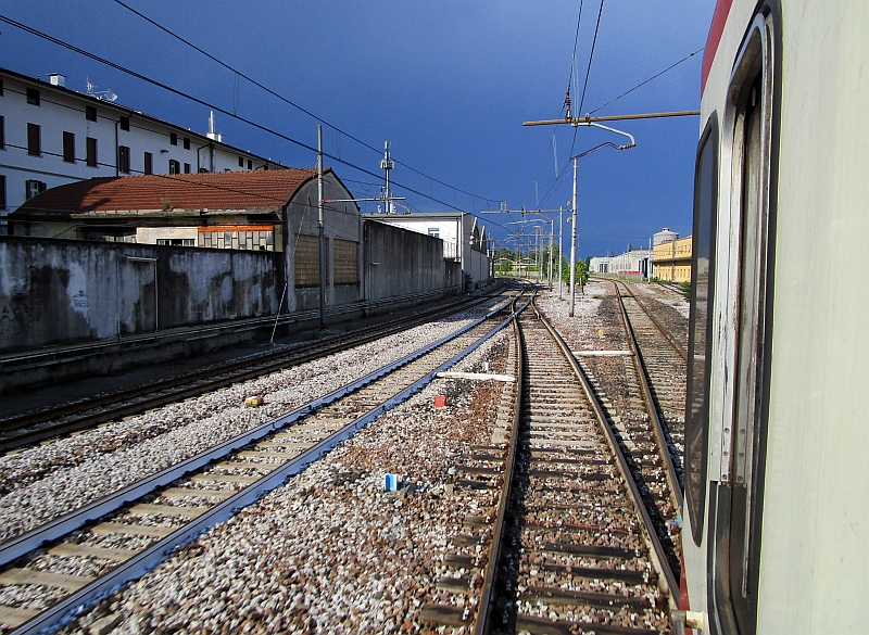 Zusammentreffen mit den Gleisen der Pontebbana im Stadtgebiet von Udine