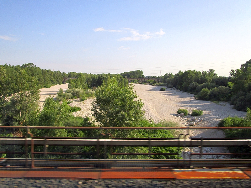 Blick aus dem Zugfenster auf das Flussbett des Torre