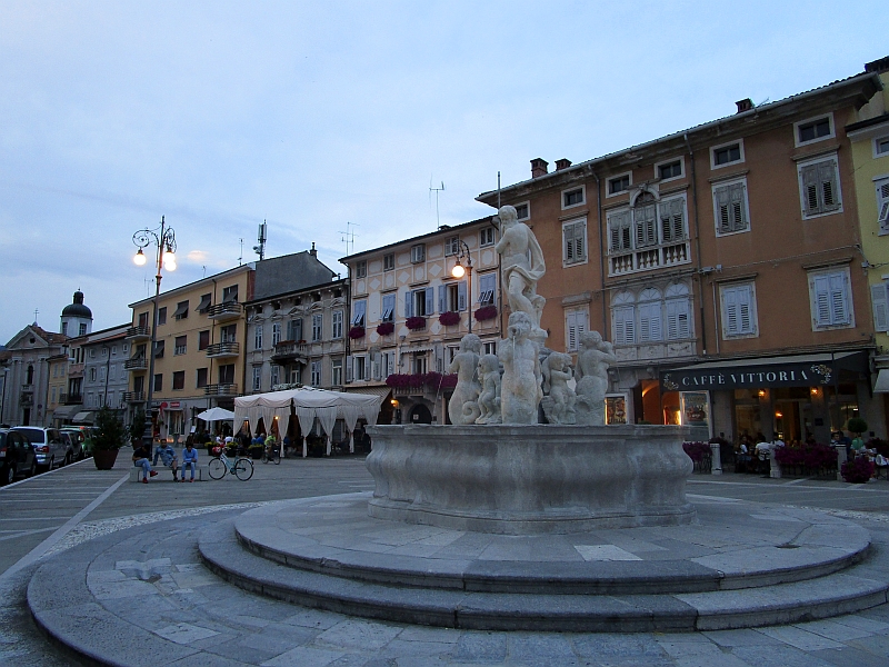 Neptunbrunnen auf der Piazza della Vittoria Gorizia