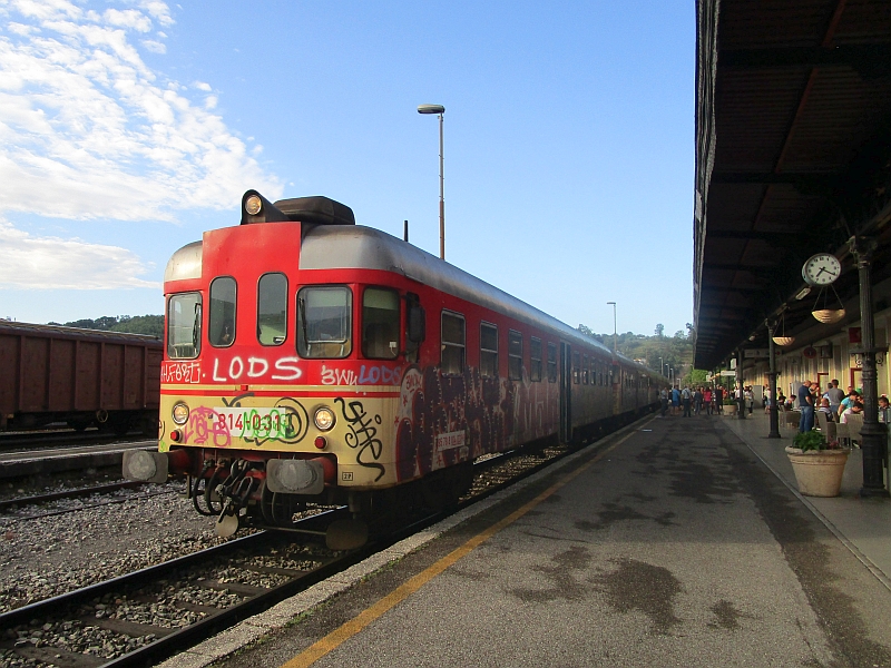 Dieseltriebwagen der Reihe SŽ 813/814 zur Fahrt von Noca Gorica nach Jesenice