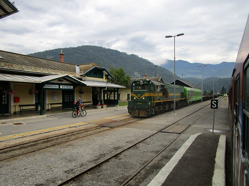 Autozug am Bahnhof Bohinjska Bistrica