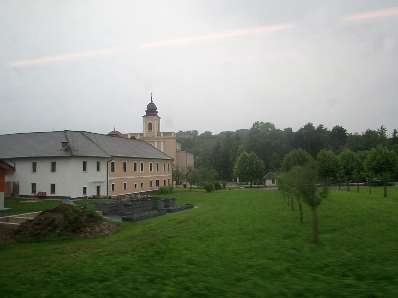 Blick aus dem Zugfenster auf die Klosteranlagen von Gleiß