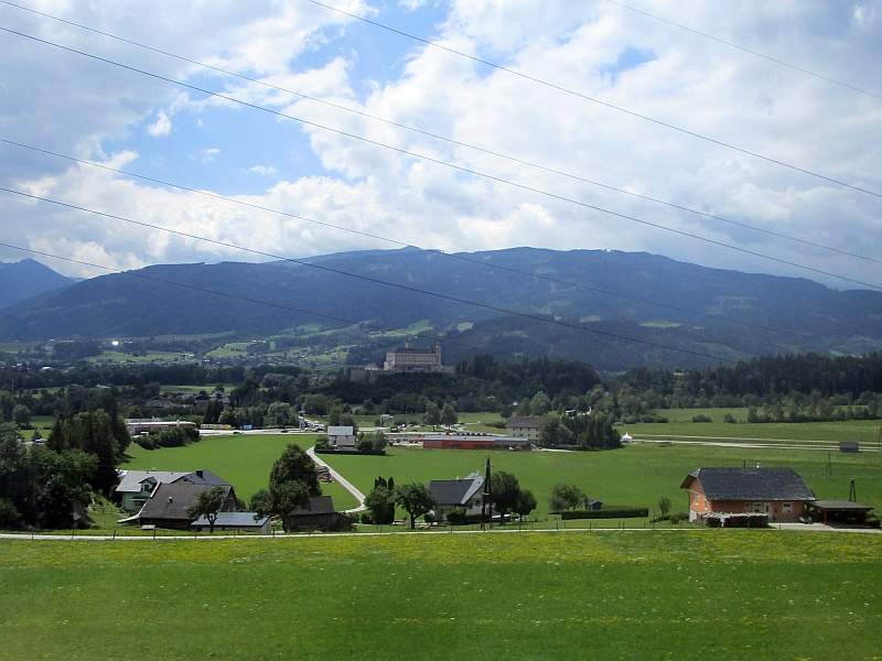 Blick vom Zug auf Schloss Trautenfels
