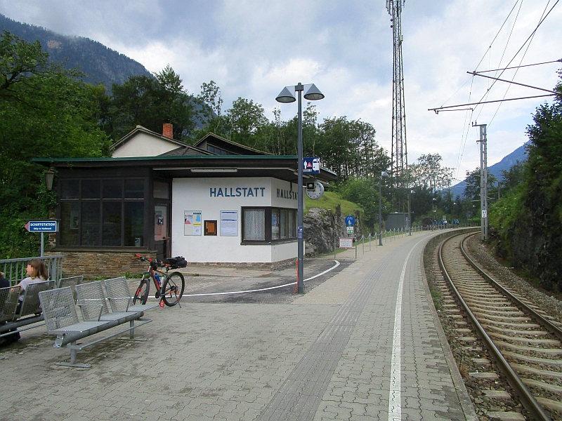 http://www.bahnreiseberichte.de/090-Achensee-Schafberg/90-174Hallstatt-Bahnhof.JPG