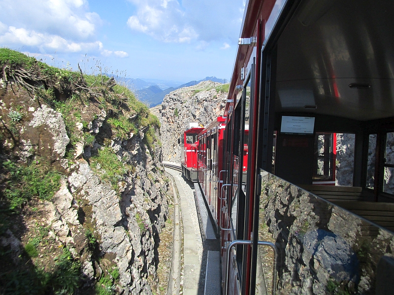 Fahrt mit der Schafbergbahn durch einen Felseinschnitt unterhalb der Gipfels