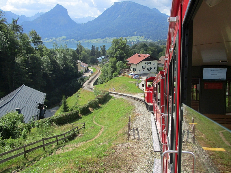 Einfahrt der Schafbergbahn nach St. Wolfgang