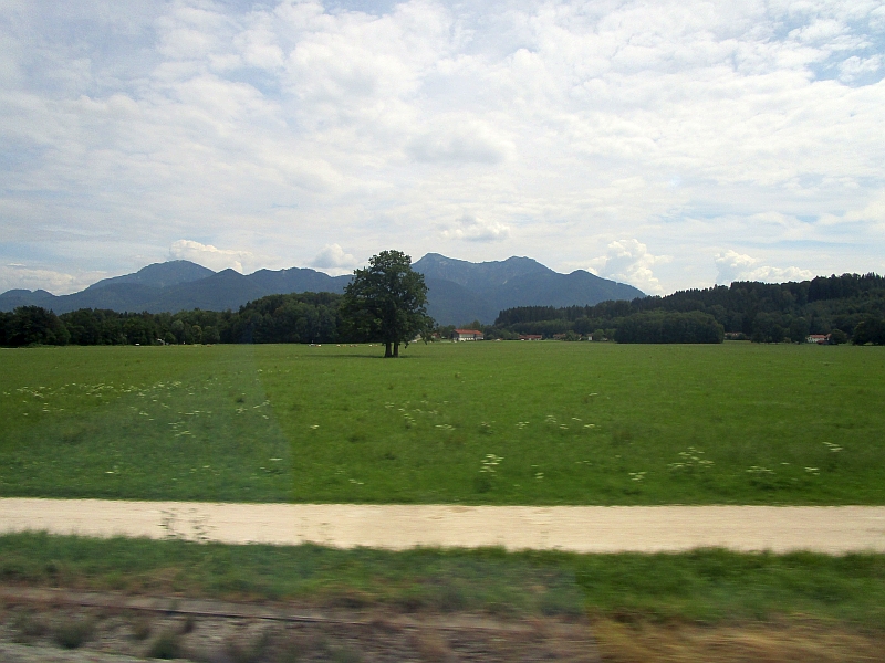 Blick aus dem Zugfenster auf die Landschaft des Chiemgaus
