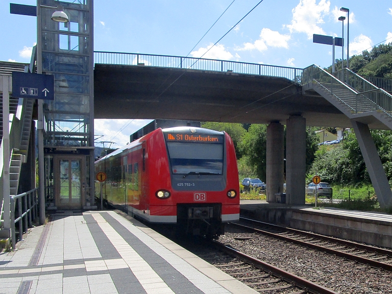 Einfahrt einer S-Bahn (Baureihe 425) in den Bahnhof Hirschhorn