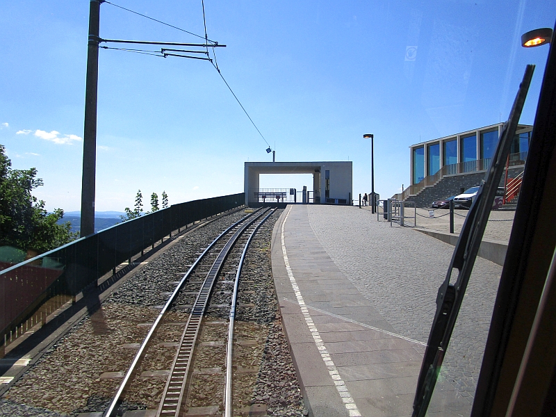 Einfahrt in die Bergstation der Drachenfelsbahn
