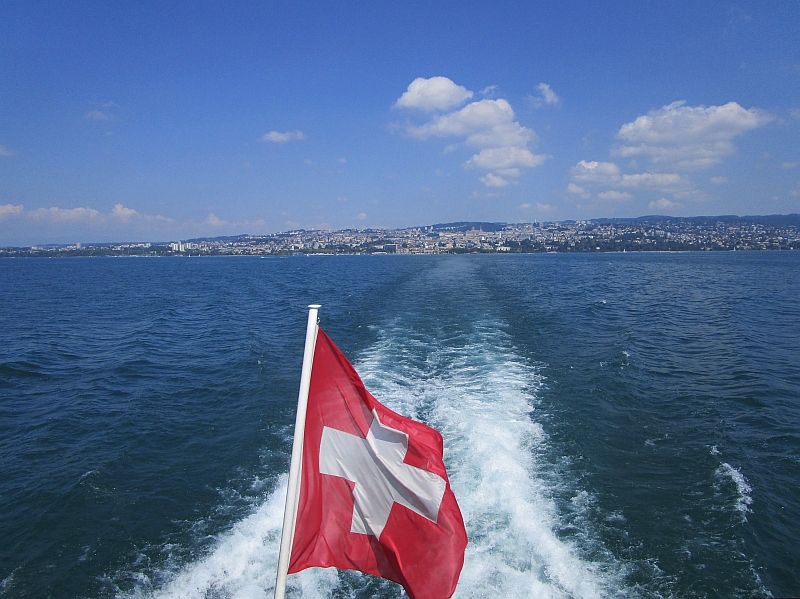 Blick vom Schiff auf das schweizerische Ufer