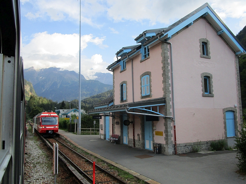 Zugkreuzung am Bahnhof Servoz