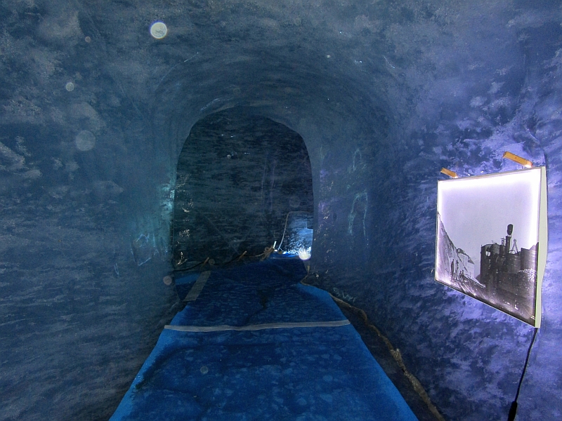 Tunneldurchgang in der Eisgrotte Mer de Glace