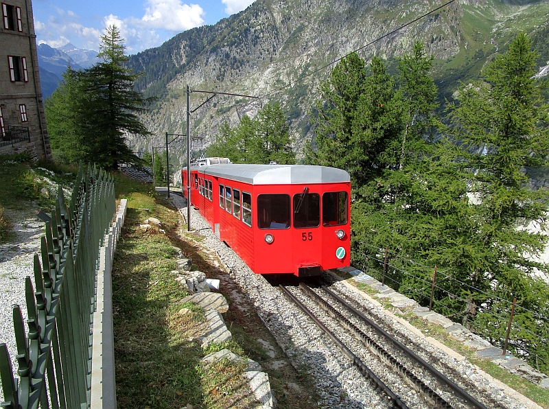 Einfahrt eines Zugs in die Bergstation Chemin de fer du Montenvers