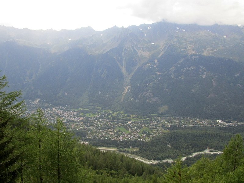 Blick aus dem Zug auf Chamonix im Arvetal, gegenüber die Bergkette Aiguilles Rouges