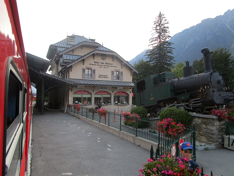 Einfahrt in die Talstation, rechts Dampflokomotive Nummer 8 als Denkmal