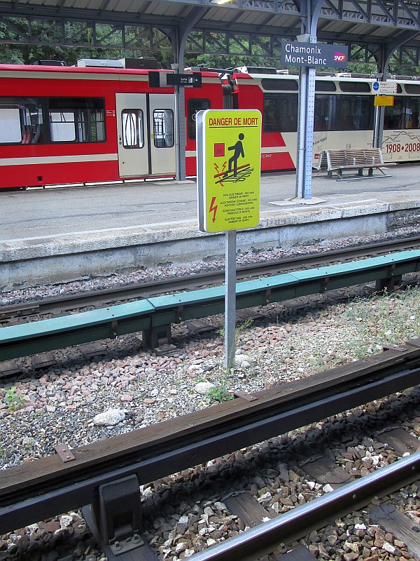 http://www.bahnreiseberichte.de/092-MontBlanc-Chablais/92-119Chamonix-Bahnhof-Stromschiene.JPG