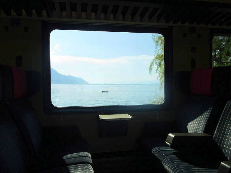 Blick aus dem Zugfenster auf den Genfersee