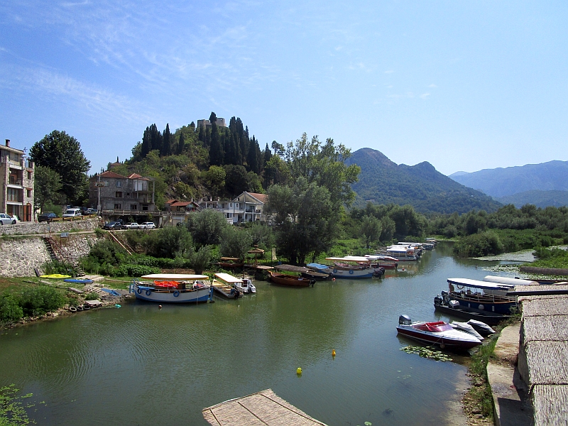 Fluss Grmnica in Virpazar, auf einem Hügel die Festung Besac