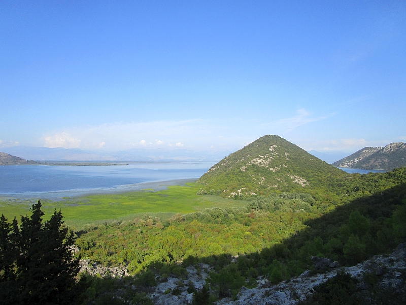 Berge am Ufer des Skutarisees