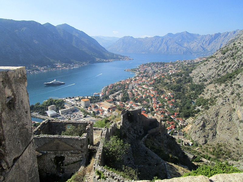 http://www.bahnreiseberichte.de/093-Montenegro/93-080Kotor-Festung.JPG