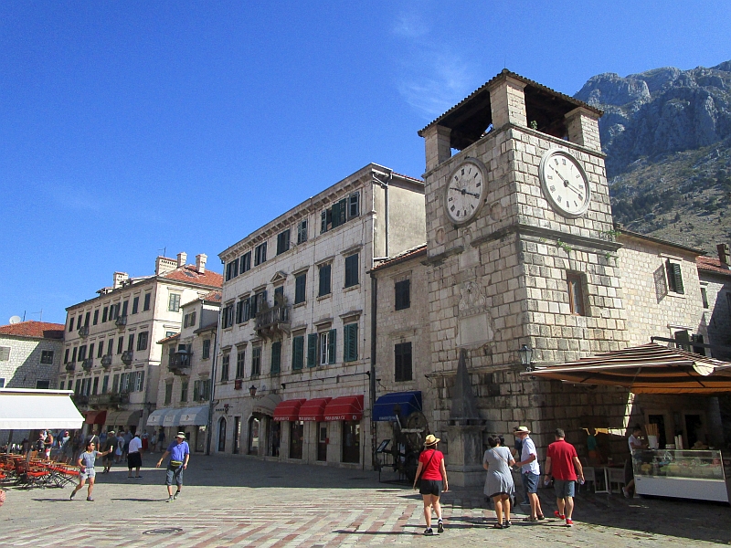 Uhrturm auf dem Hauptplatz von Kotor
