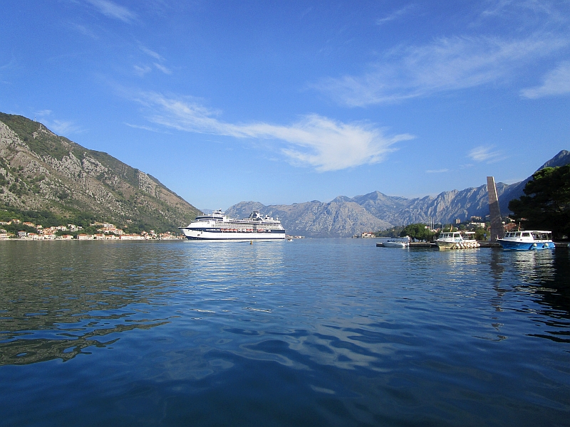 Kreuzfahrtschiff in der Bucht von Kotor