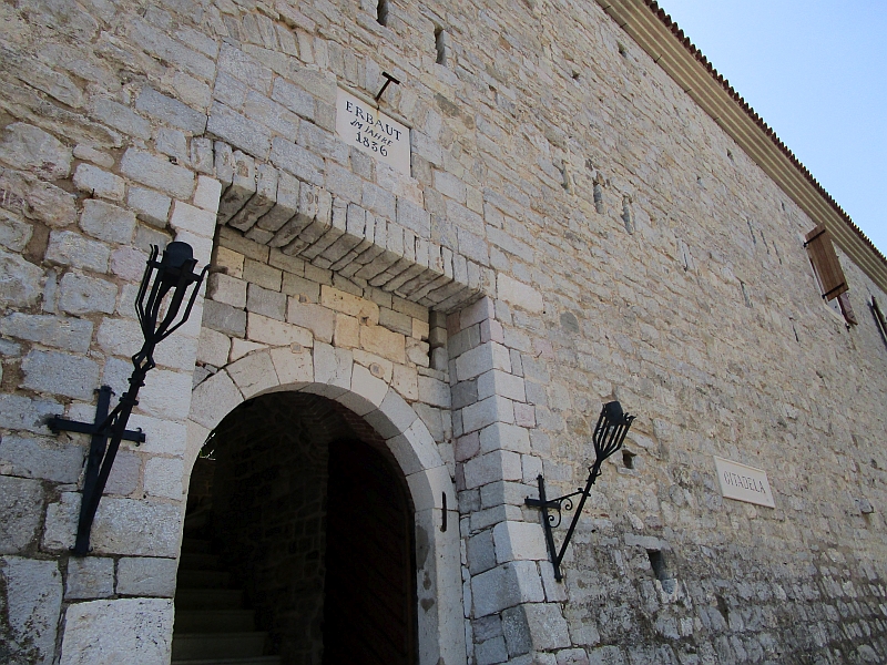 Deutschsprachige Aufschrift an der Mauer der Zitadelle von Budva