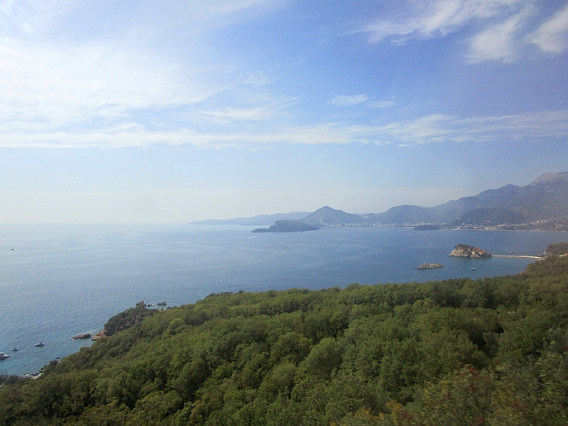 Busfahrt an der Küste mit Blick zur Insel Sveti Stefan
