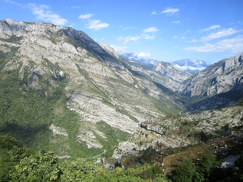 Blick auf den Hochkarst des Morača-Canyons