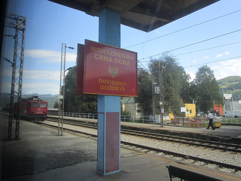 Grenzschild im Bahnhof Bijelo Polje