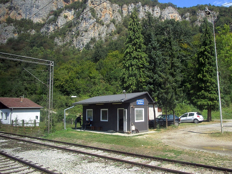 Serbische Grenzstation am Haltepunkt Vrbnica
