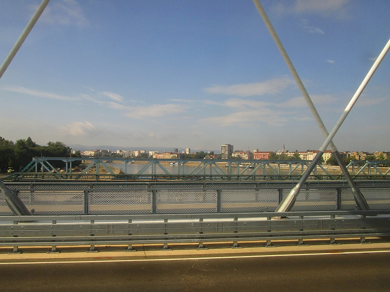 Fahrt auf der Žeželjev-Brücke von Novi Sad über die Donau