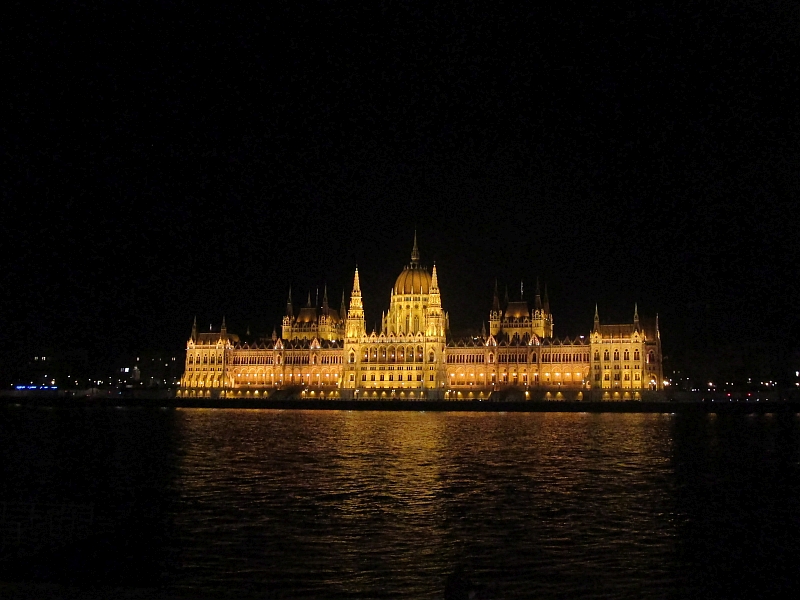 Parlamentsgebäude an der Donau bei Nacht