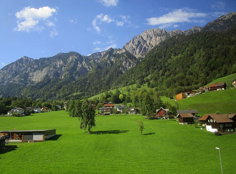 Blick aus dem Zugfenster in Vorarlberg