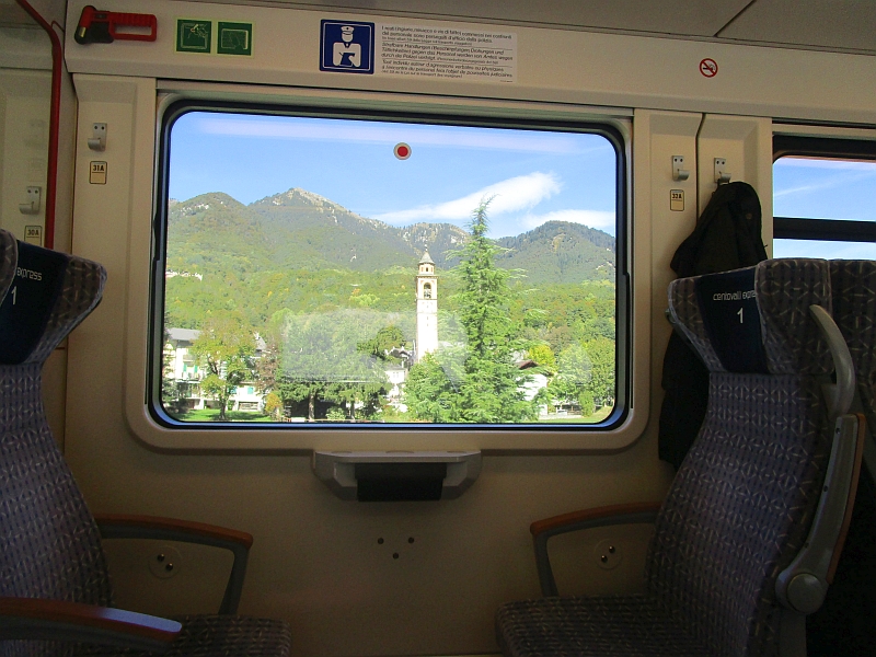 Blick durch das Zugfenster auf die Kirche von Druogno
