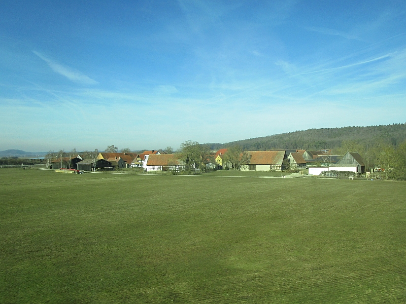 Blick vom Zugfenster auf den Ort Büchelberg