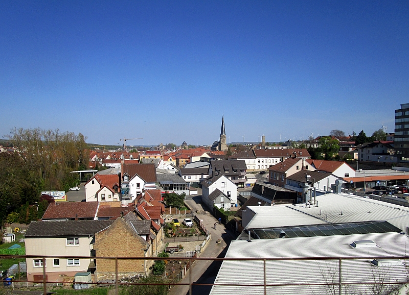 Blick vom Zug über Alzey mit Turm der Nikolaikirche