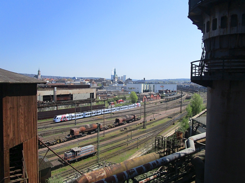 Blick auf Völklingen mit dem Bahnhof und einem SÜWEX-Zug