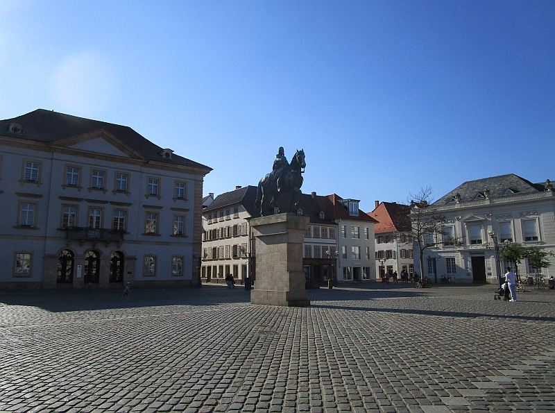 Reiterstatue und Rathaus von Landau