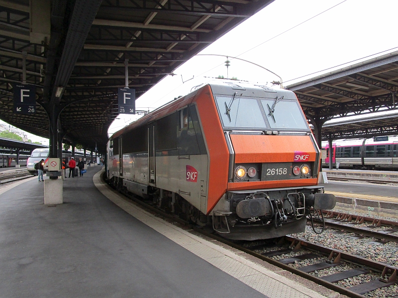 Lok der Reihe BB 26000 vor dem IC Paris-Strasbourg