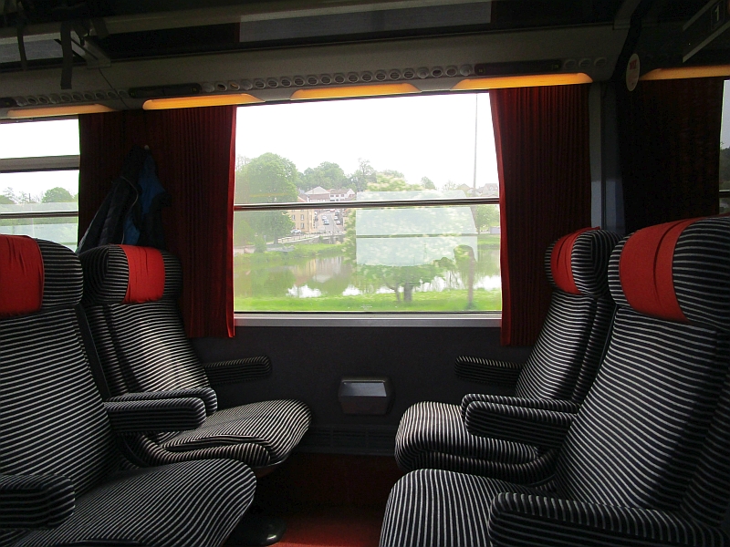 Blick durch das Zugfenster auf den Fluss Meurthe
