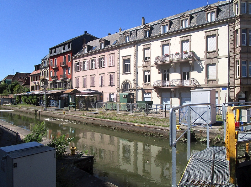 Schleuse am Rhein-Marne-Kanal in Saverne mit einer Treidellok als Denkmal