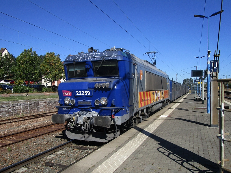 Einfahrt einer Lok der Reihe BB 22200 mit einer RRR-Einheit in den Bahnhof Saverne