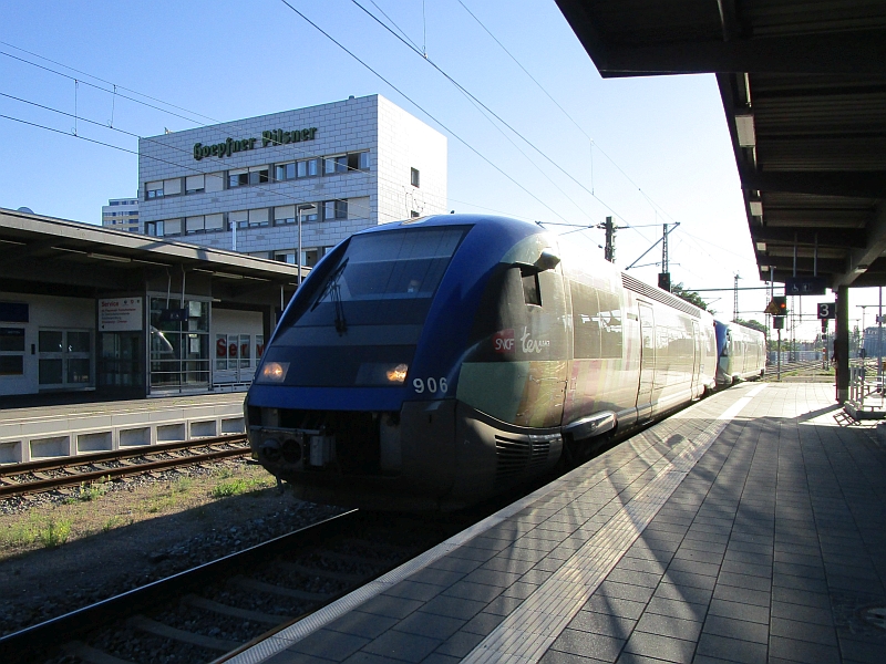 Dieseltriebzüge vom Typ X 73900 'Baleine' (Blauwal) im Bahnhof Kehl