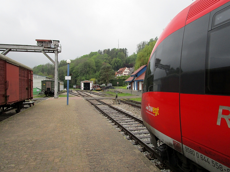 Blick vom Bahnsteig auf die Strecke der Kandertalbahn