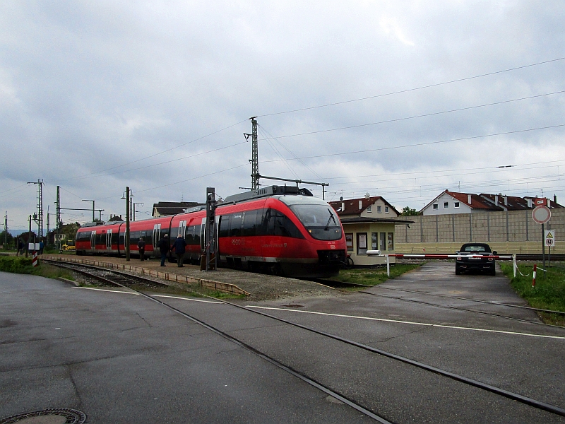 Talent-Triebzug nach der Ankunft am Bahnsteig der Kandertalbahn in Haltingen,  im Hintergrund verläuft die Rheintalbahn