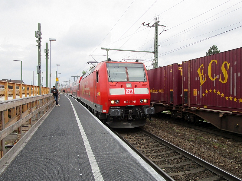 Einfahrt eines Regionalzugs in den Bahnhof Haltingen