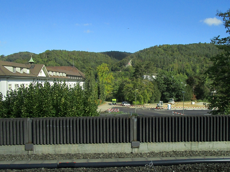 Blick vom Zug auf die Schweizerfahne an der Weißen Fluh am Liestaler Schleifenberg